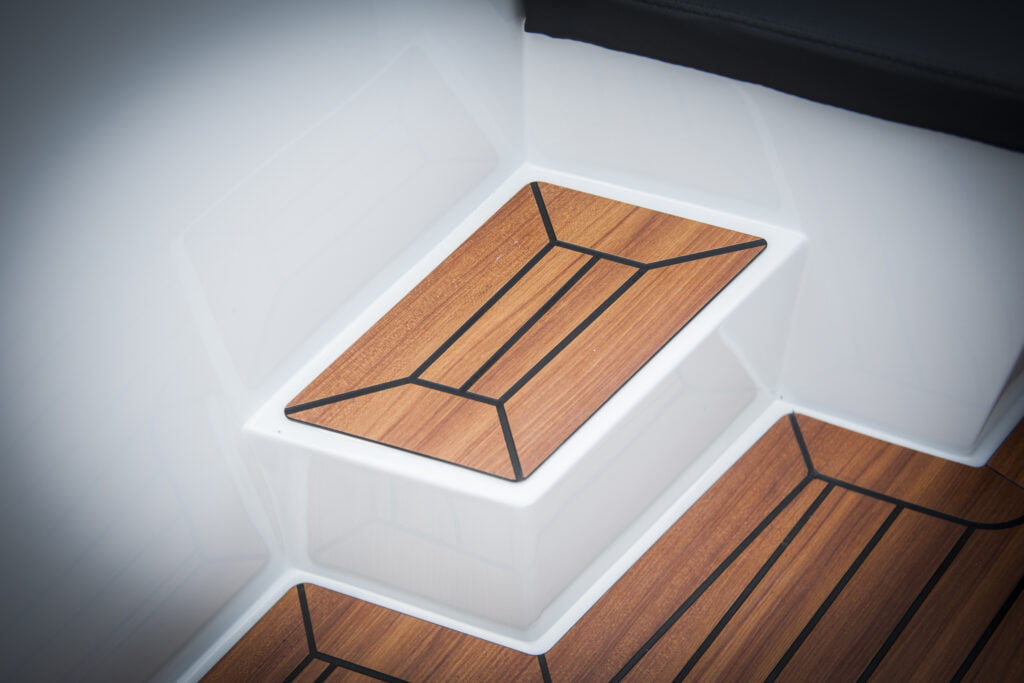 Maxima 490 sloep teak trede