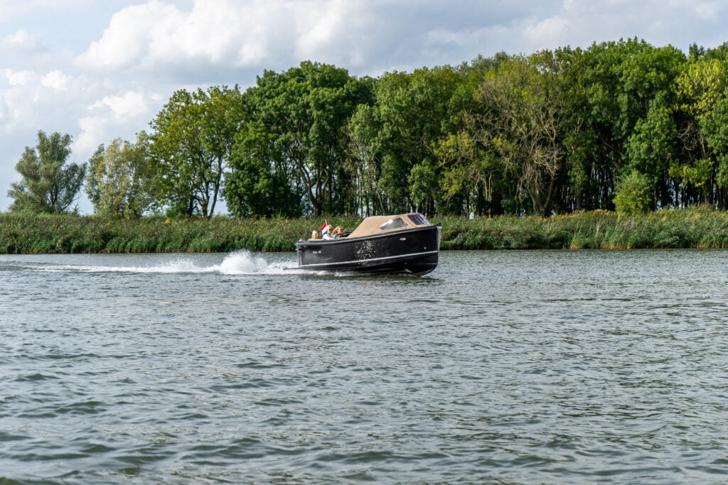 Maxima 650 Flying Lounge varend