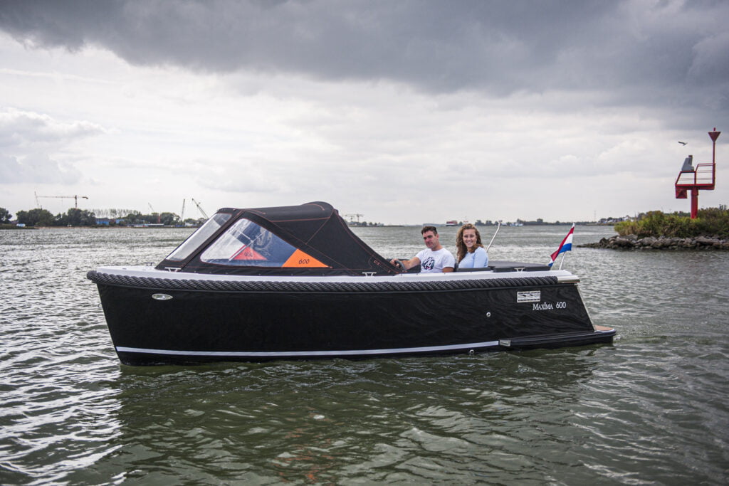 Maxima 600 Tender varen
