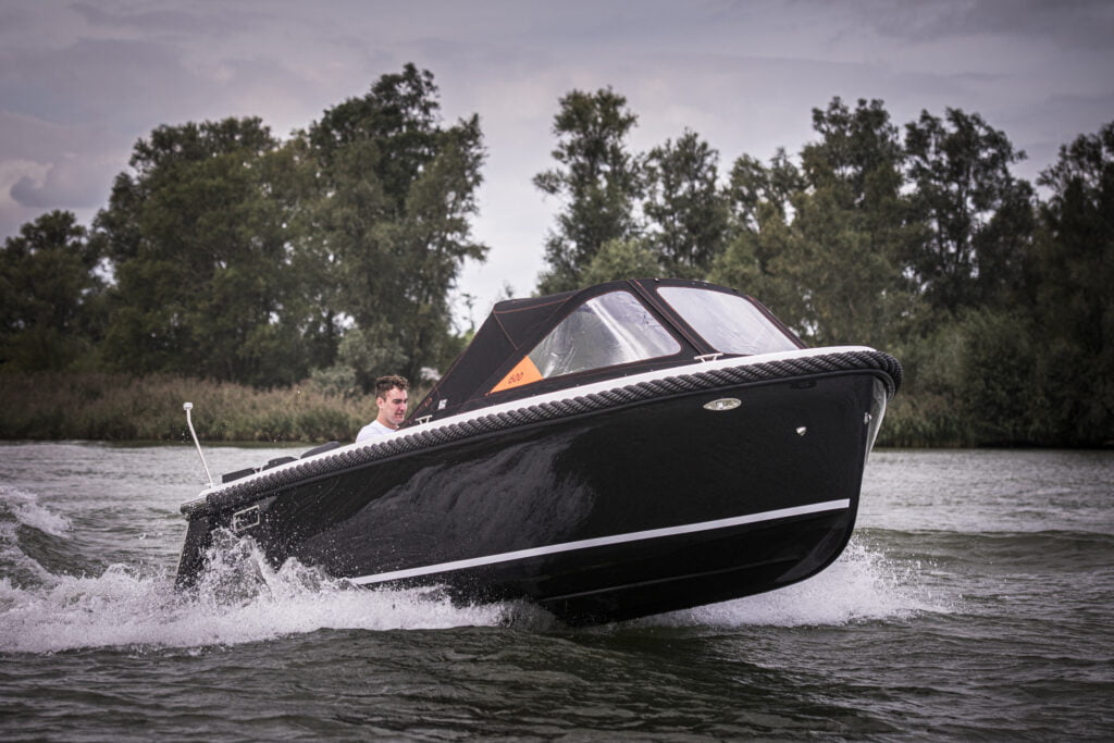 Maxima 600 Tender varen