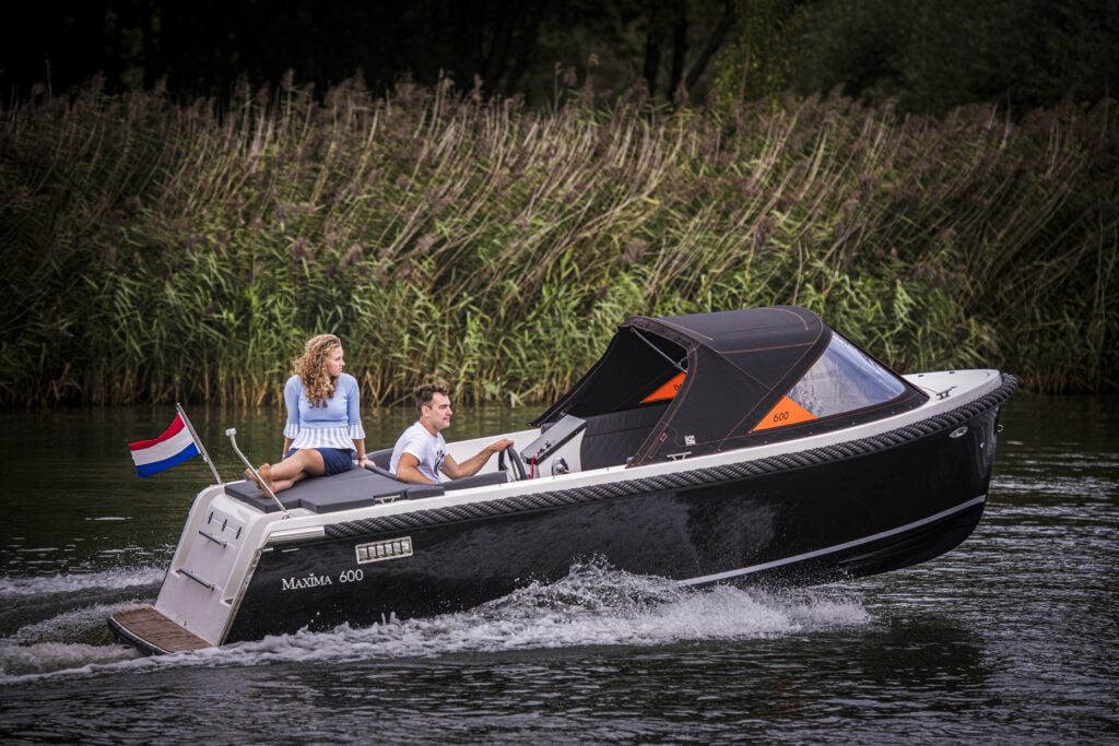Maxima 600 Tender varen