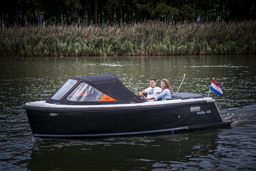 Maxima 600 Tender varen