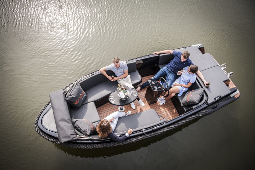 Maxima 600 Tender gezelligheid aan boord
