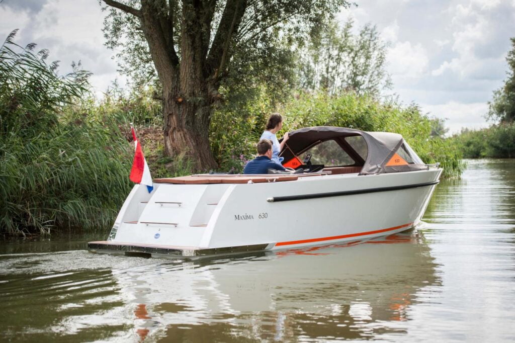 Maxima 630 Tender varend door natuur