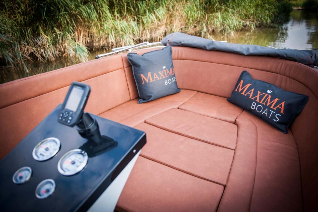 Maxima 630 Tender binnenkant indeling met zonnebed en kussens