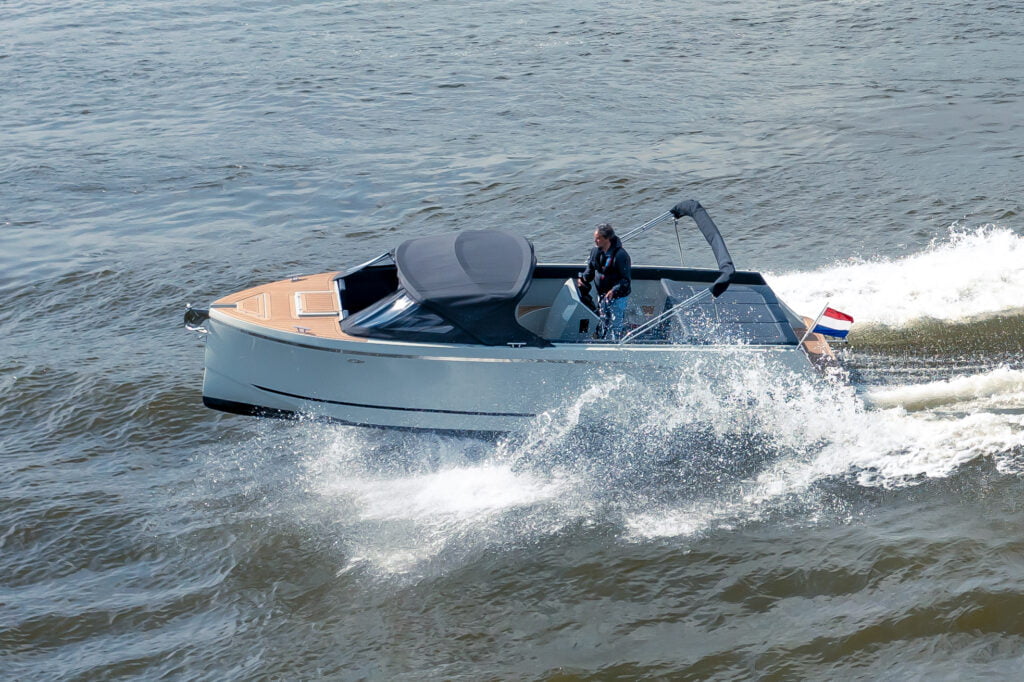 Maxima 740 tender sloep varend