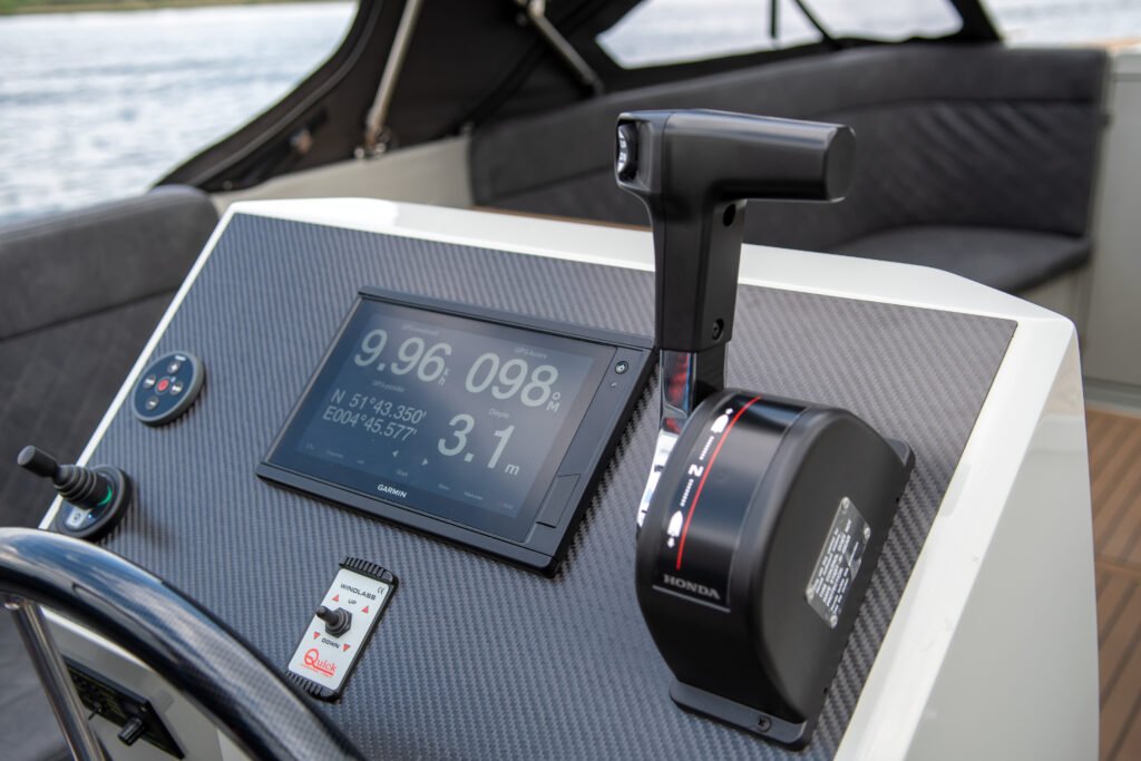 Maxima 740 tender sloep stuurconsole carbon met gashendel en navigatiescherm