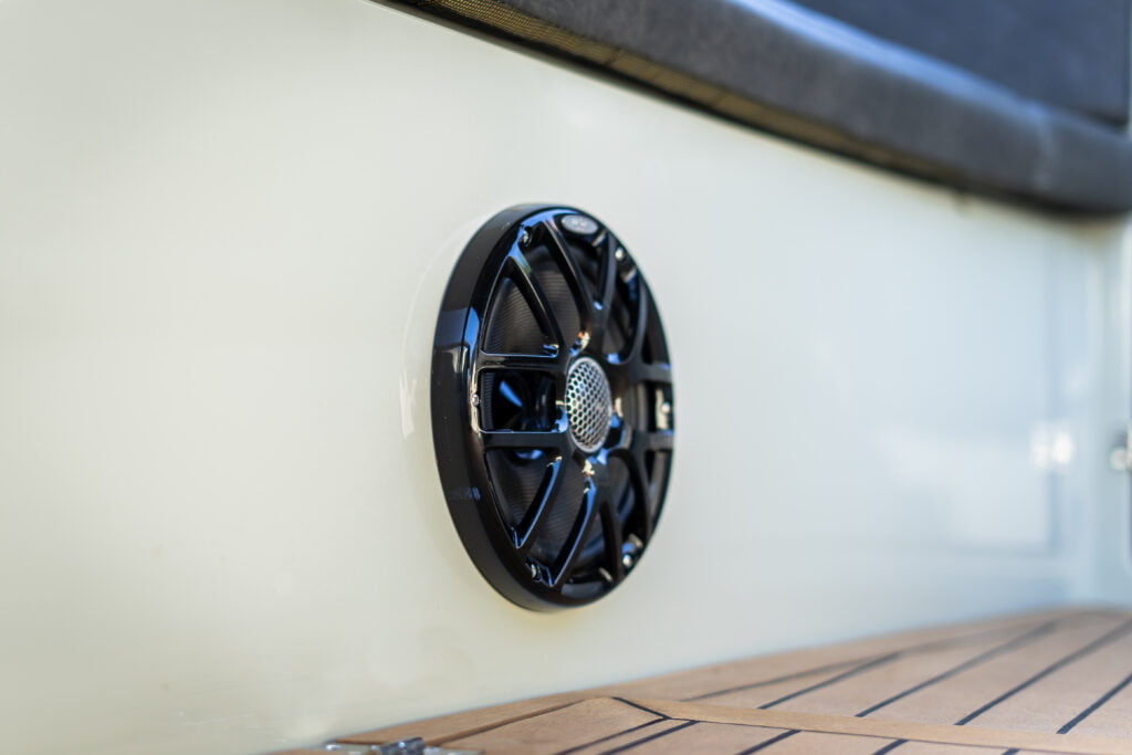 Maxima 740 tender sloep speaker geluidsinstallatie