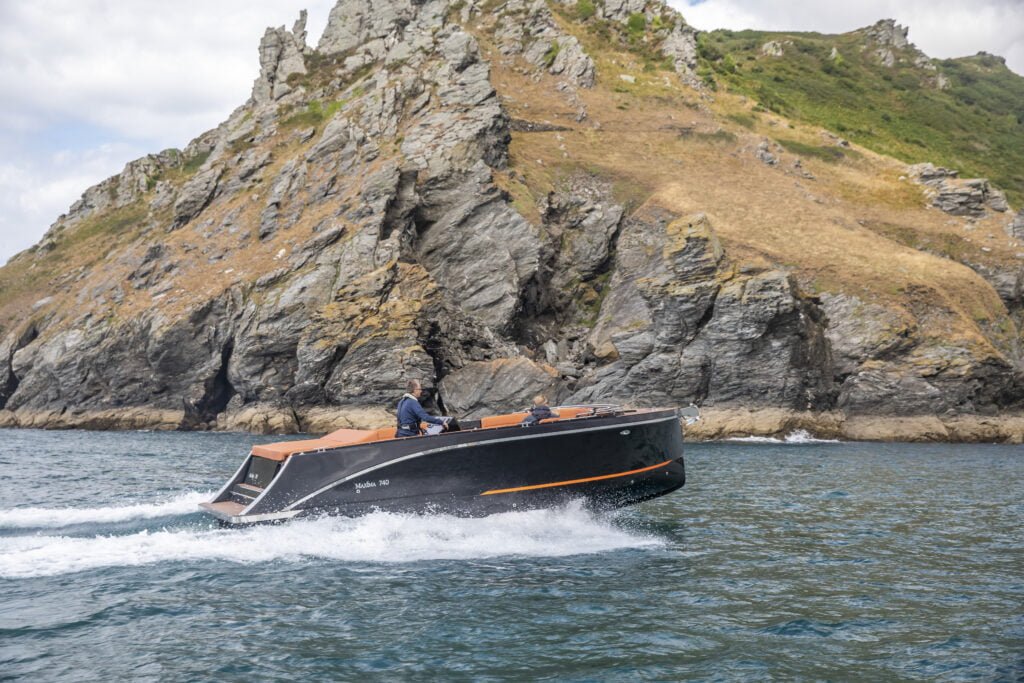 Maxima Boats 640 sloep tender brinks watersport op zee