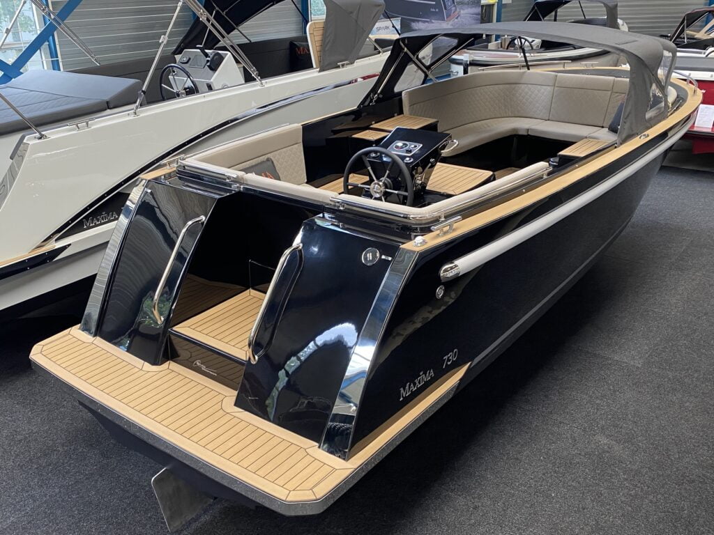 Donkere kleur op boot, sloep of /en tender bij Brinks Watersport