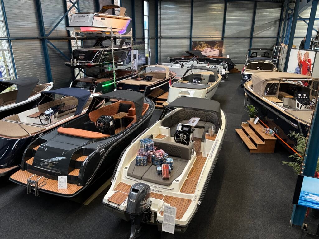 Showroom vol met  sloepen en tenders om de perfecte keuze te maken
