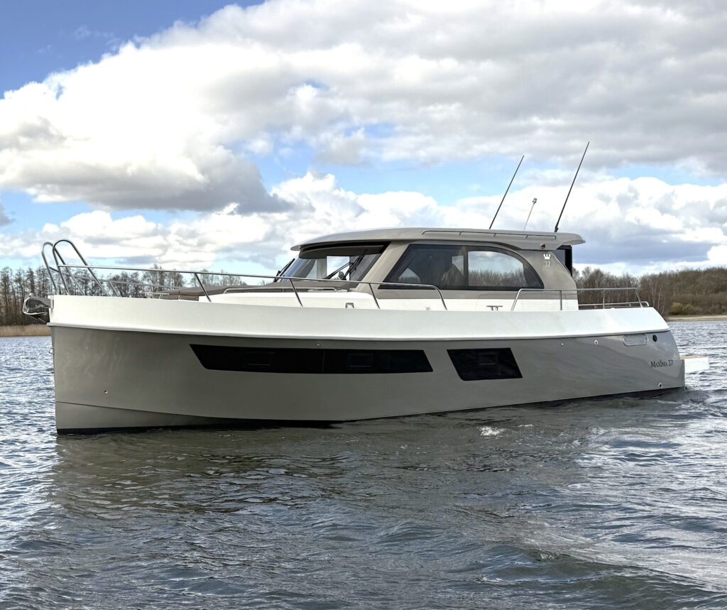 Maxima 37 Cruiser varend