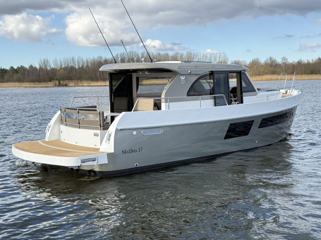 Maxima 37 Cruiser varend