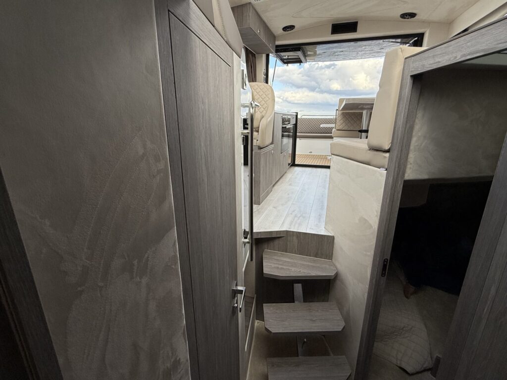 Maxima 37 Cruiser varend doorloop naar salon