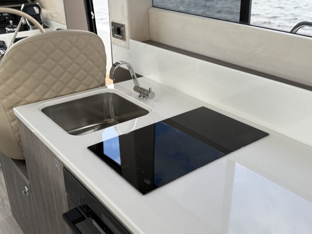 Maxima 37 Cruiser varend inductie en spoelbakje