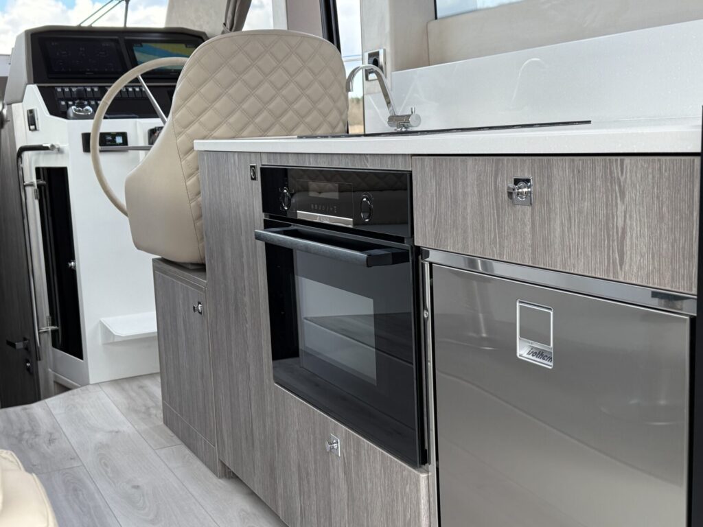 Maxima 37 Cruiser varend keukentje