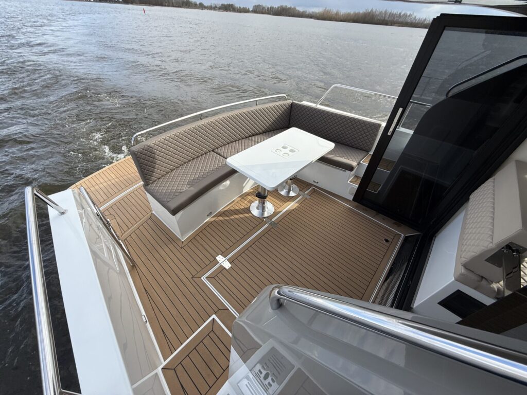 Maxima 37 Cruiser varend kuip zit