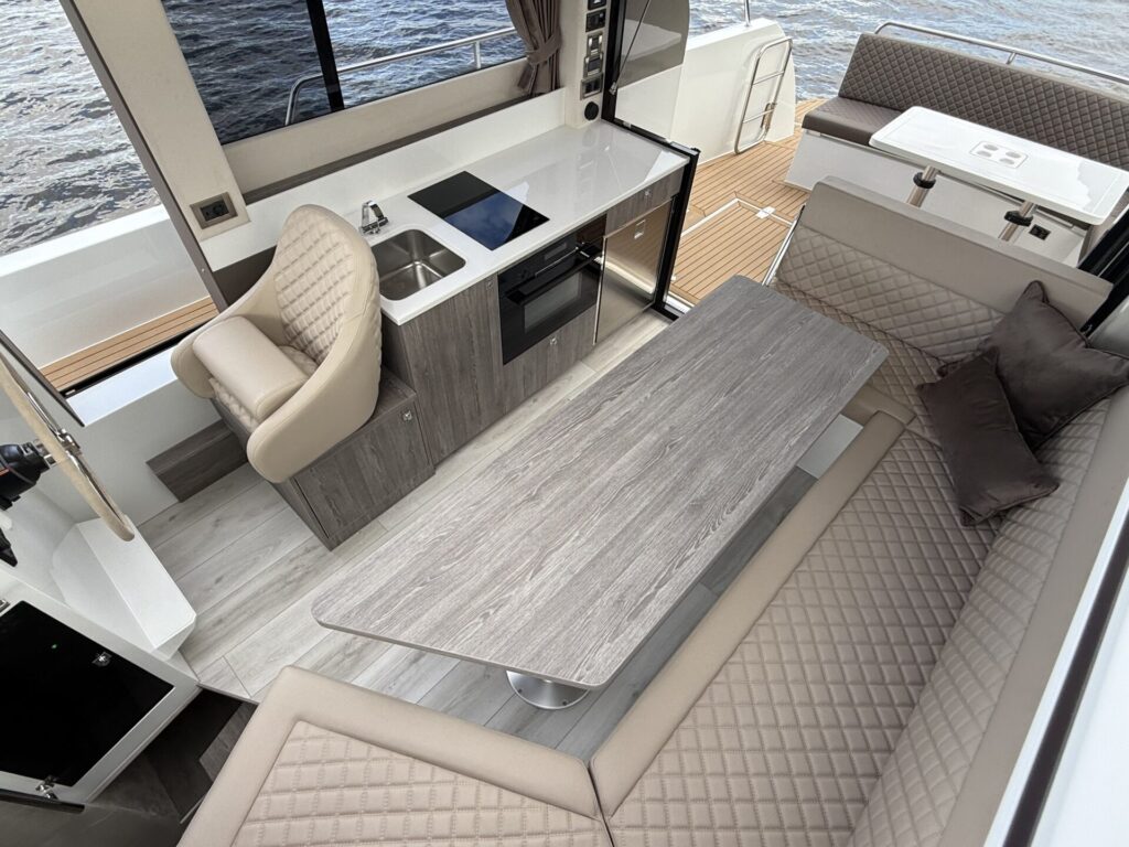 Maxima 37 Cruiser varend overzicht salon