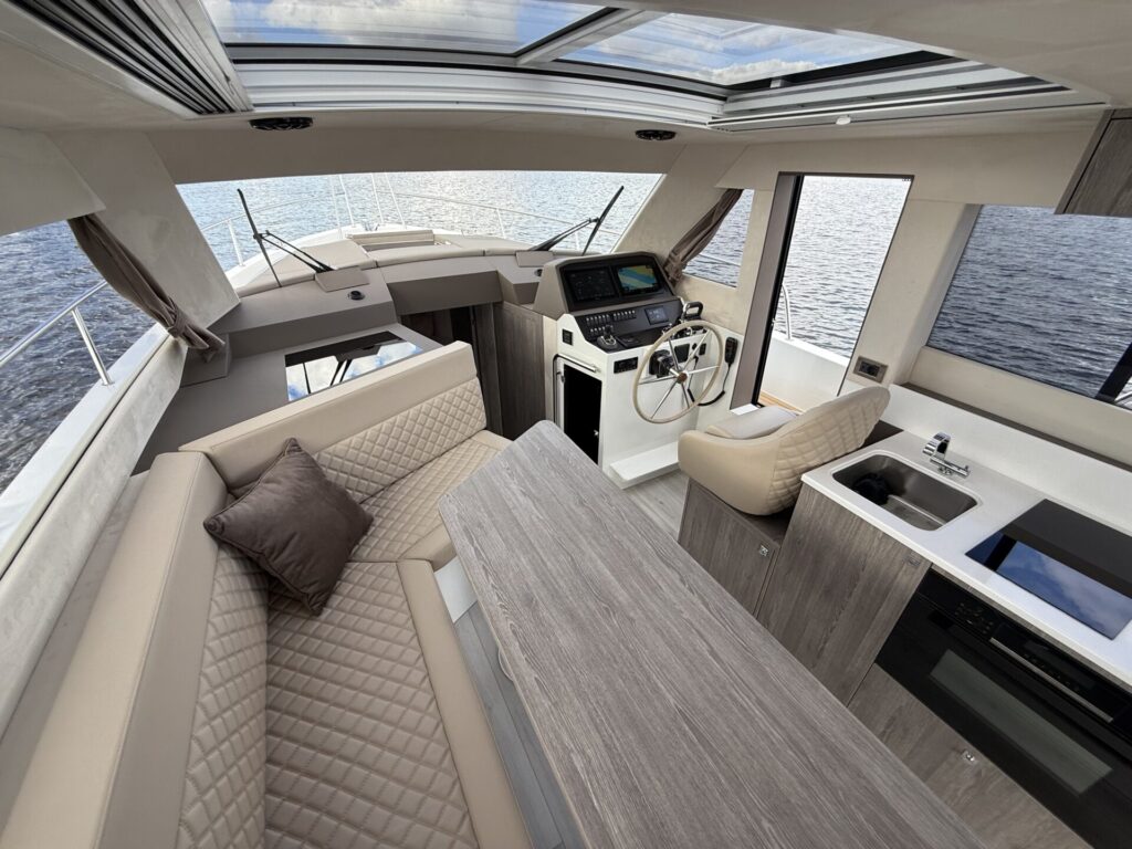 Maxima 37 Cruiser varend rondzit salon