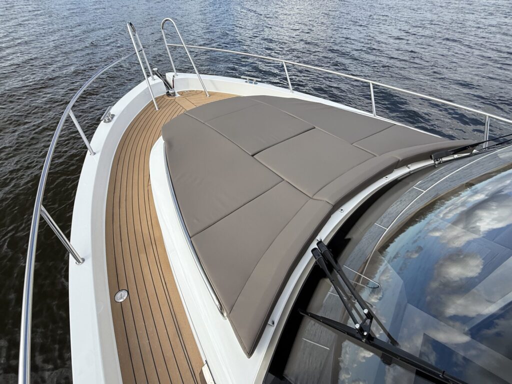 Maxima 37 Cruiser varend zonnenbed dek