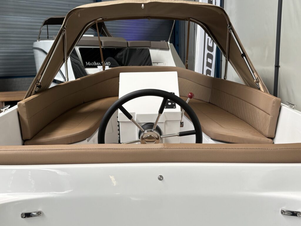 Maxima 550 in kijk van achter de boot in