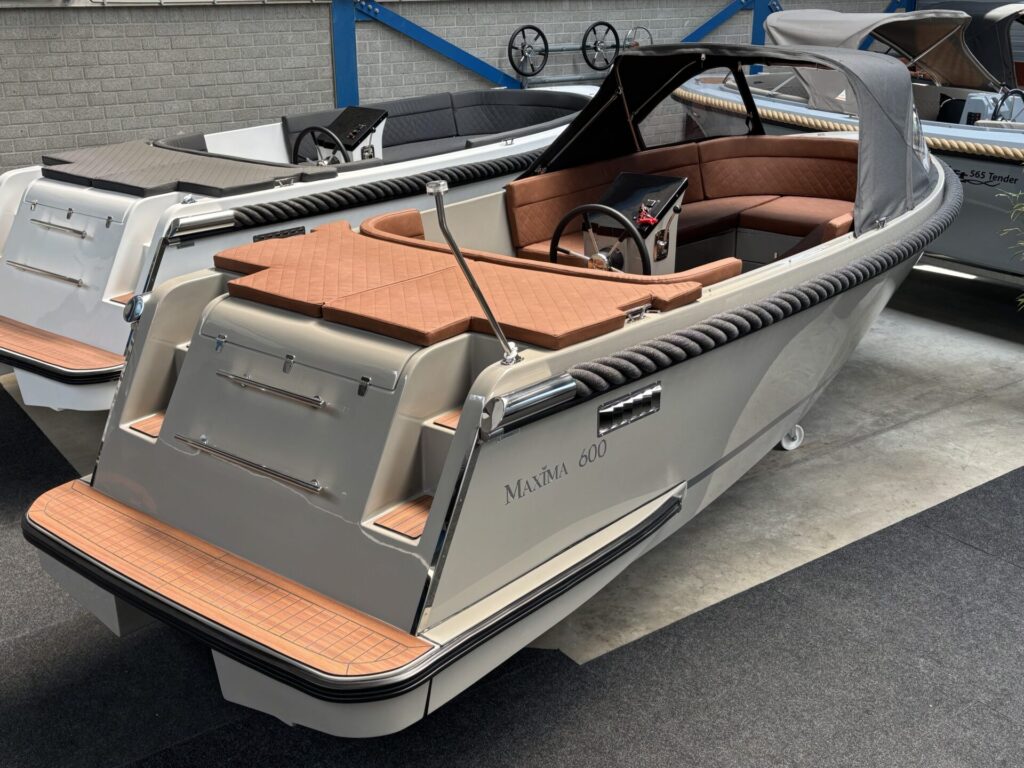 Maxima 600 Tender showroom