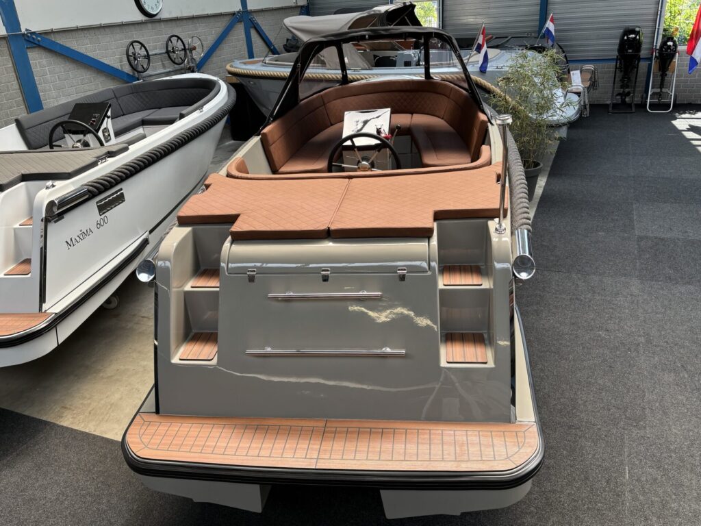 Maxima 600 Tender showroom