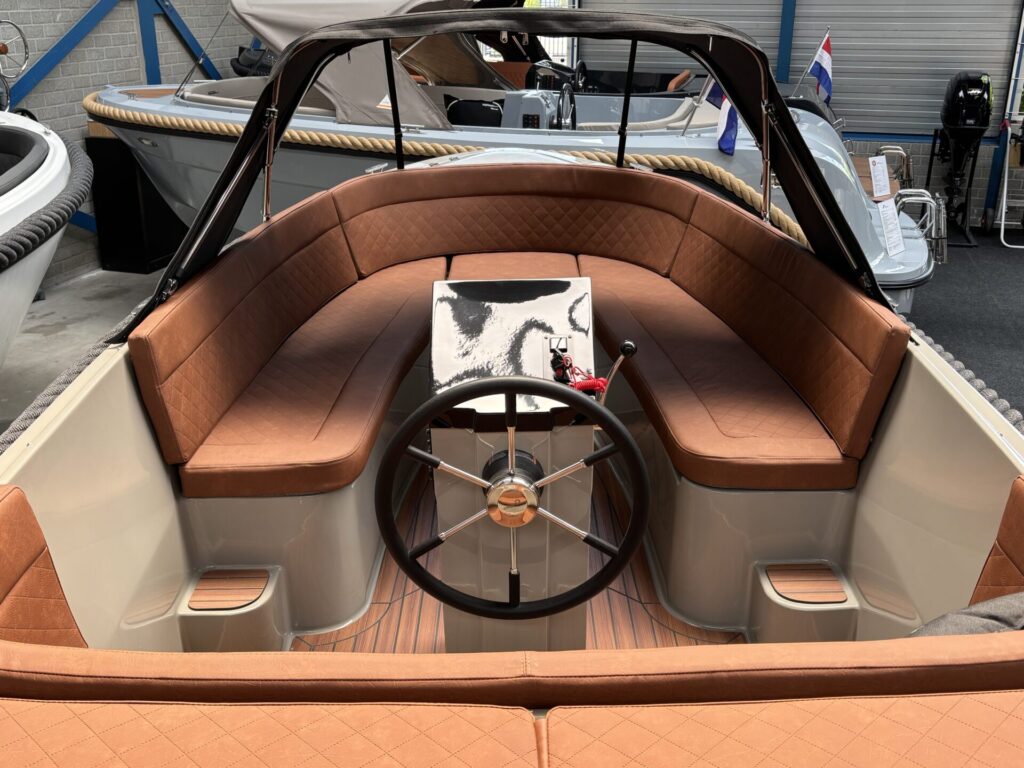 Maxima 600 Tender inkijk van boven