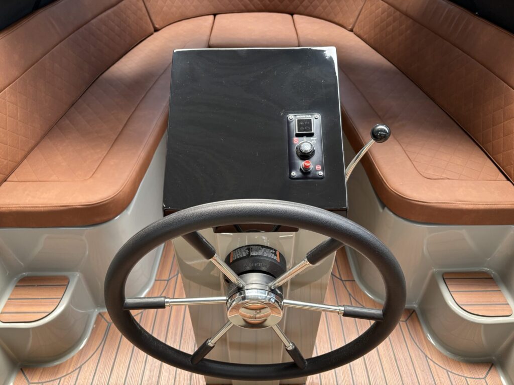 Maxima 600 Tender stuurpositie