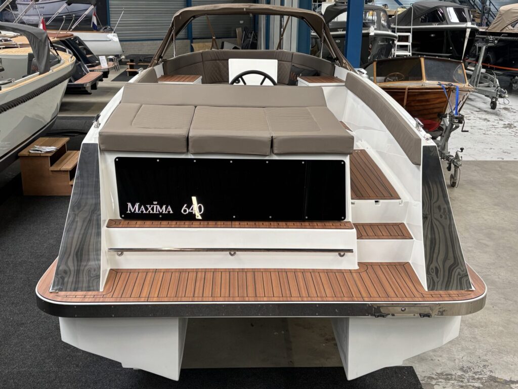 Maxima 640 Tender achteraanzicht