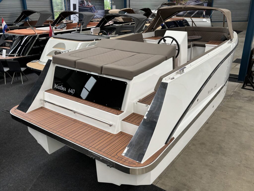 Maxima 640 Tender schuin achteraanzicht