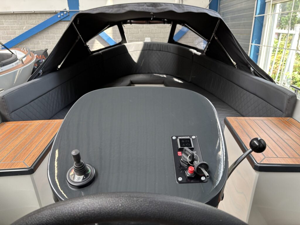 Maxima 650 flying lounge console