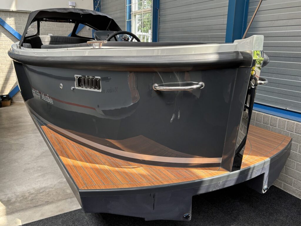 Maxima 650 flying lounge schuin achter