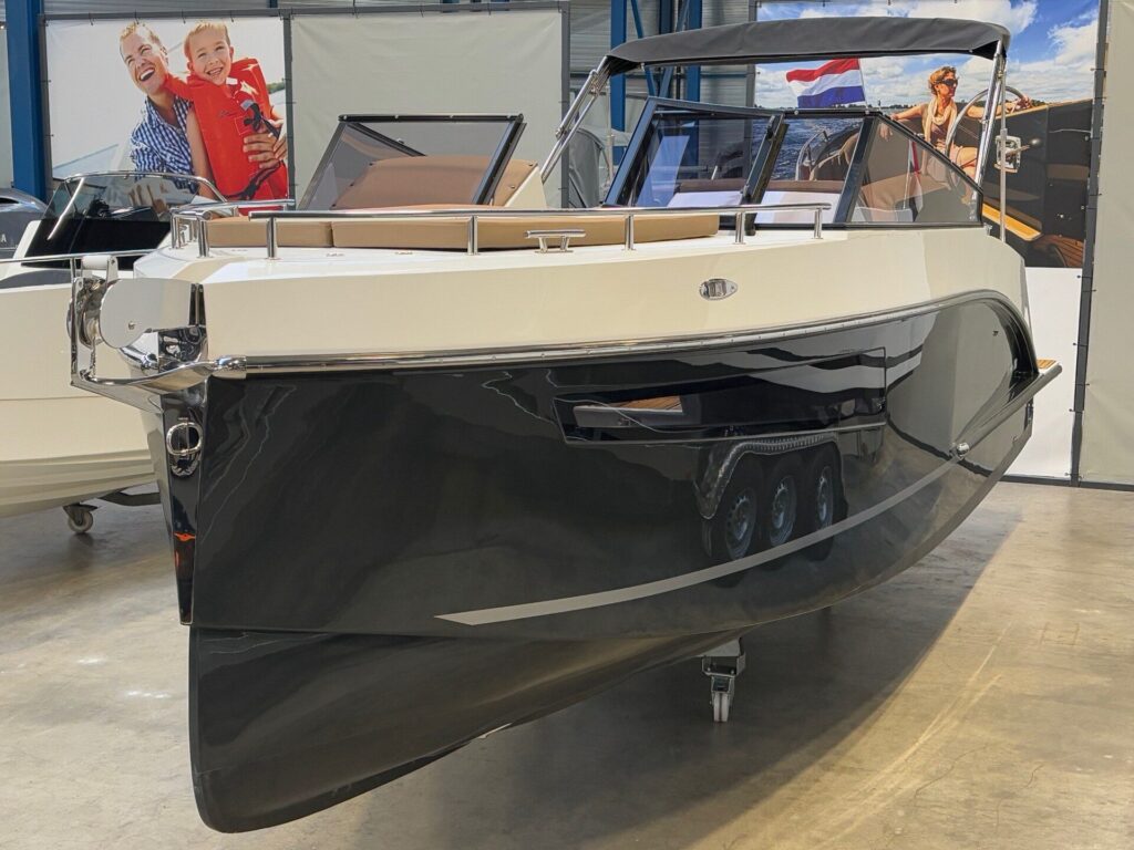 Maxima 800 Cabin Showroom 2