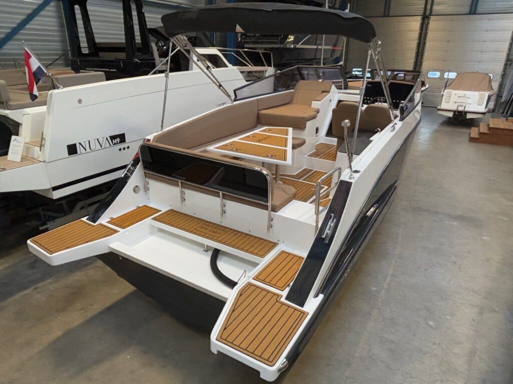 Maxima 800 Cabin showroom 3