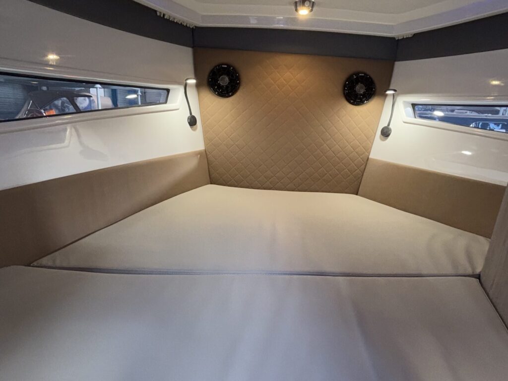 Maxima 800 Cabin slaap boeg