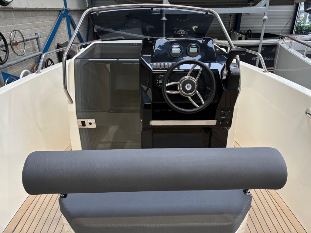 NUVA M6 stuur zit achter