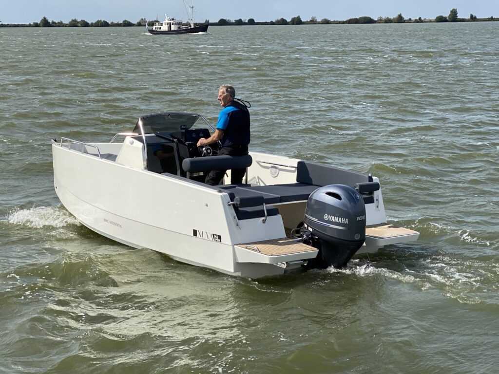 NUVA M6 varend achter aanzicht