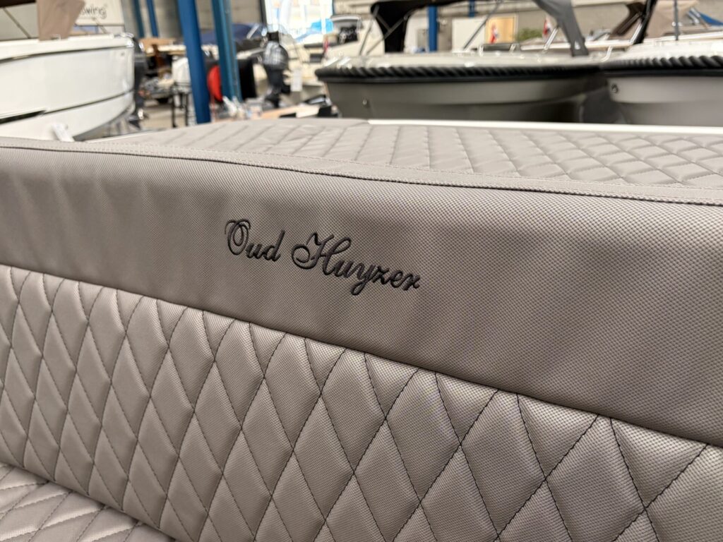 Oud Huijzer 740 Tender bekleding met logo