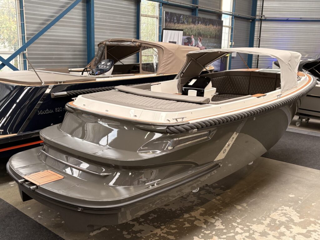 Oud Huijzer 740 Tender schuin achteraanzicht