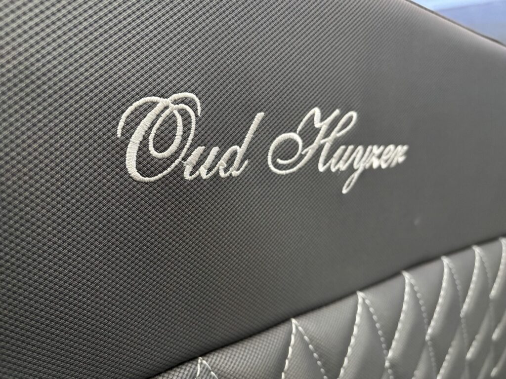 Oud Huijzer 650 Tender logo bekleding