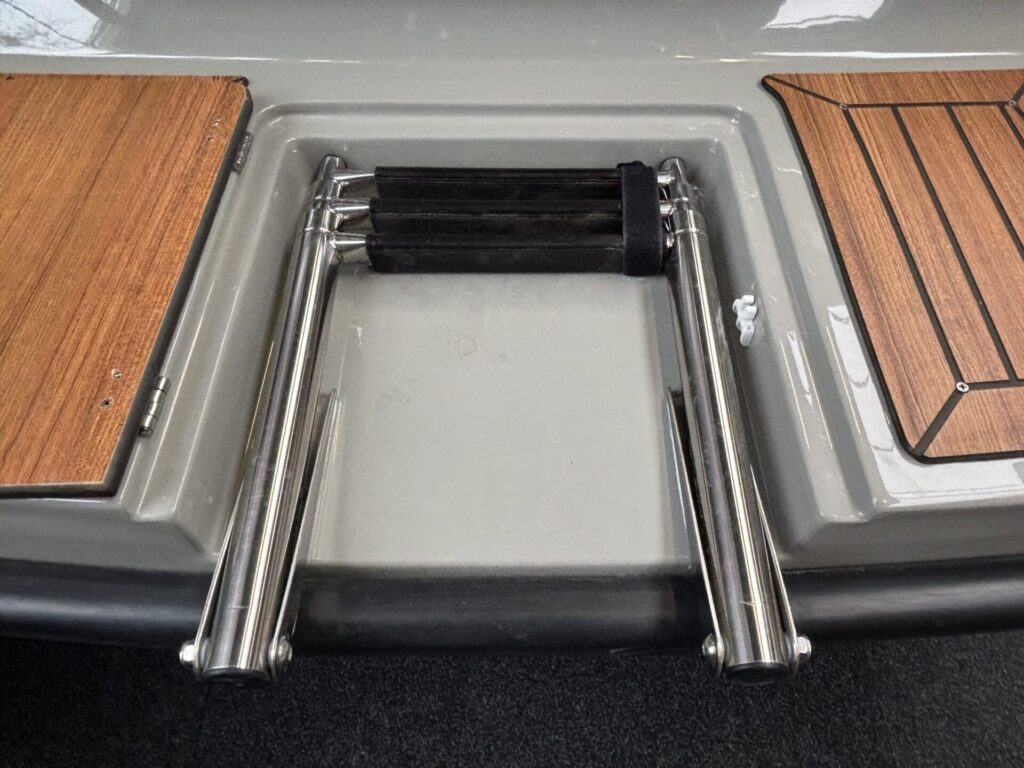 Oud Huijzer 650 Tender zwemtrap open