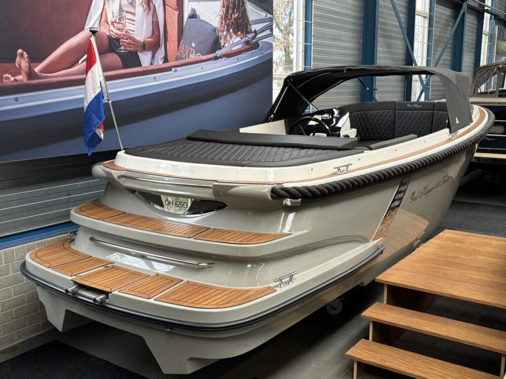 Oud Huijzer 650 Tender showroom